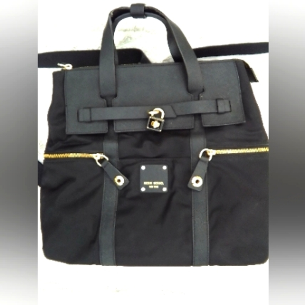 Beautiful Henri Bendel Jet Setter